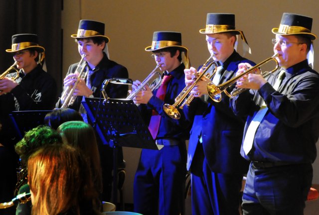 big band trompeten hat on